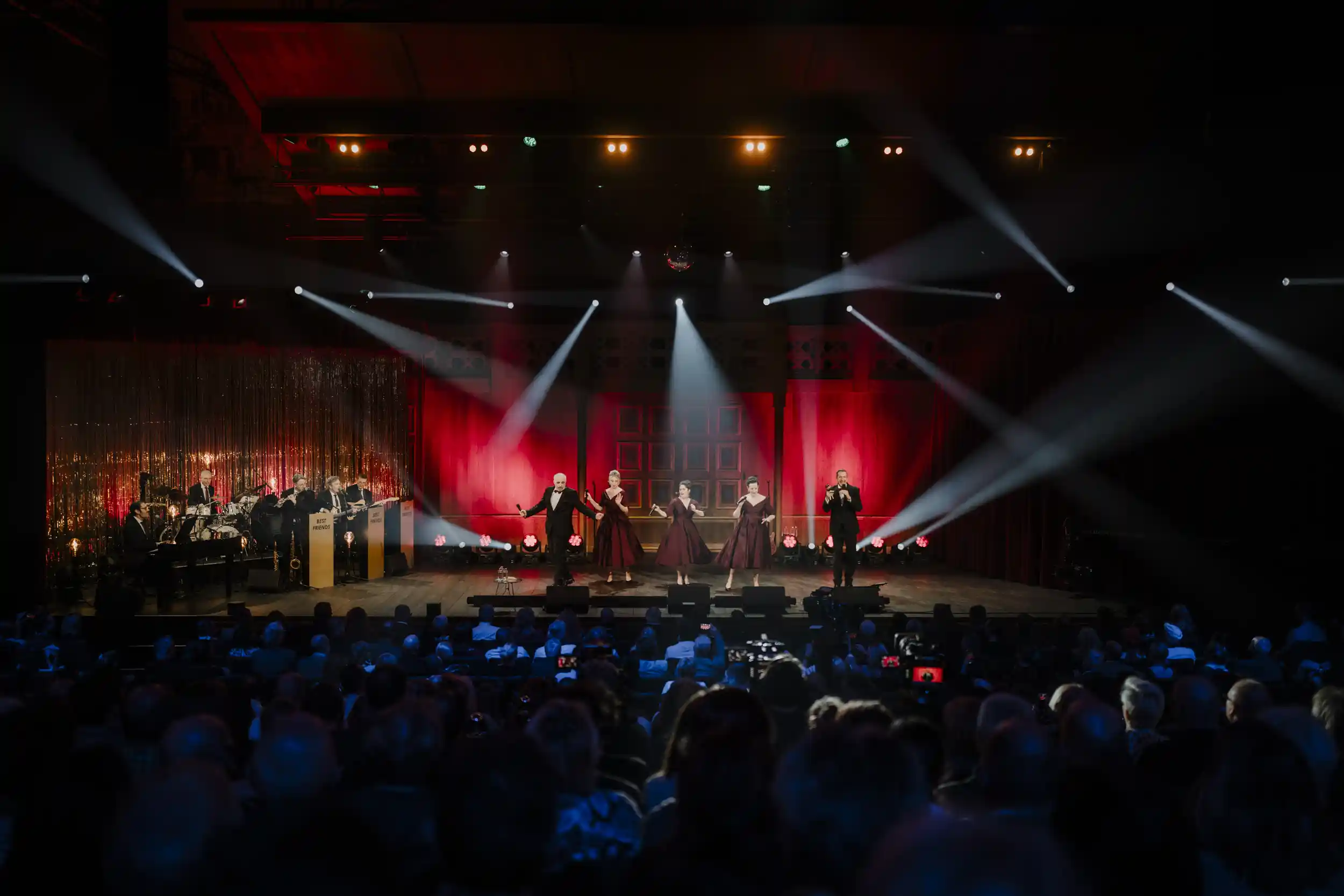 Schlageranfall Globe (c) Nadine Studeny 38